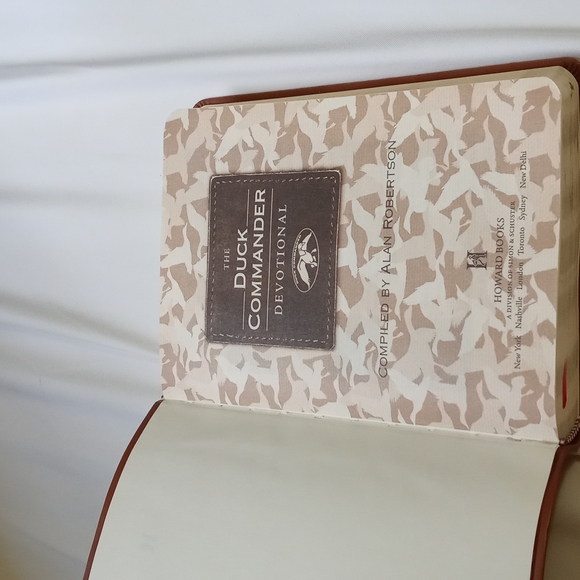 🪿Duck Commander Devotional Book🪿 - Picture 2 of 12